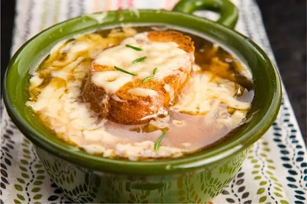 Sopa-de-cebolla-gratinada
